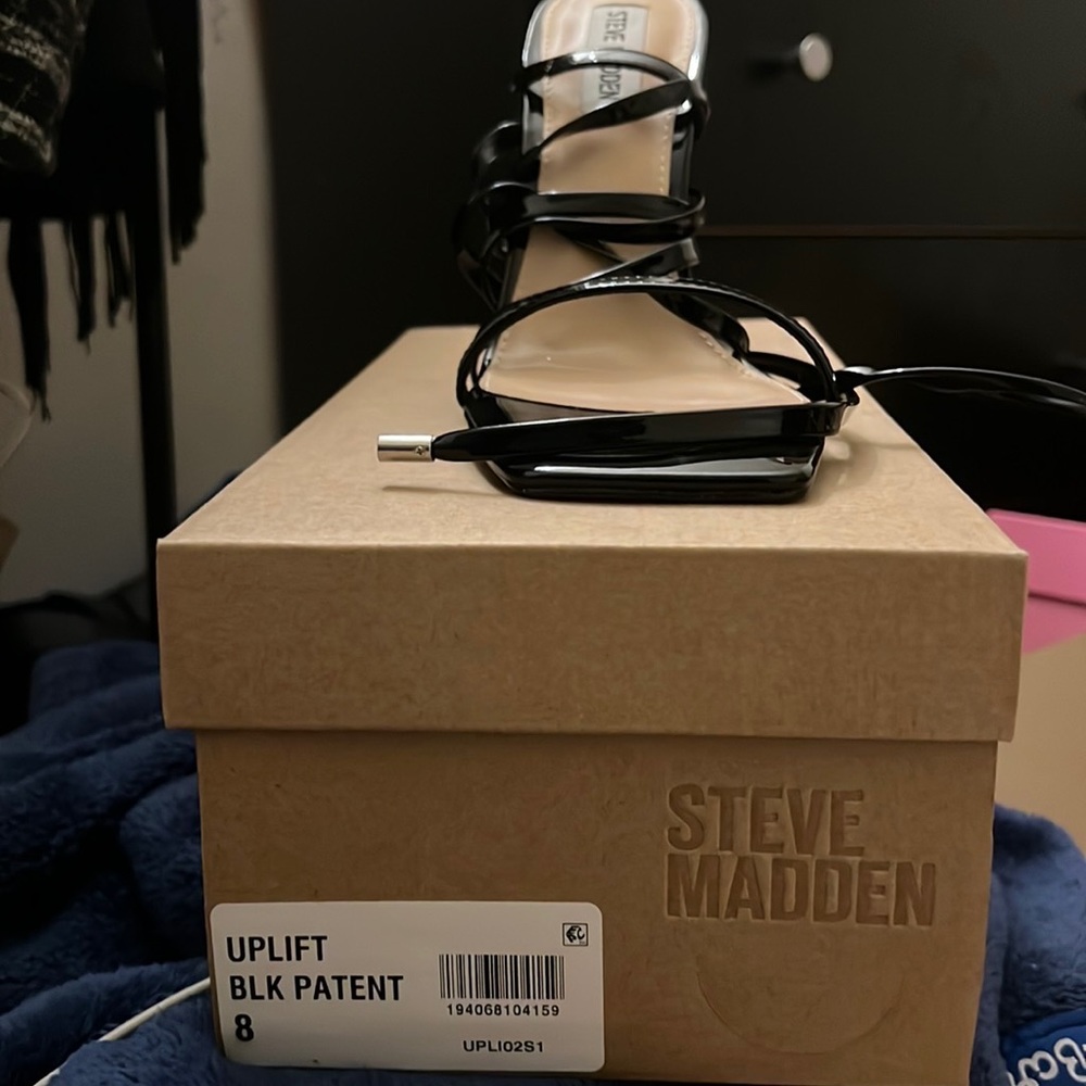 Black patent lace up shoes - Picture 2 of 4